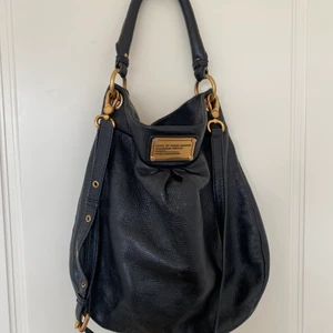 Marc Jacobs väska  - Säljer min fina Marc Jacobs väska i modellen Hillier Hobo. 100% skinn. Väskan är använd men överlag i fint skick! 