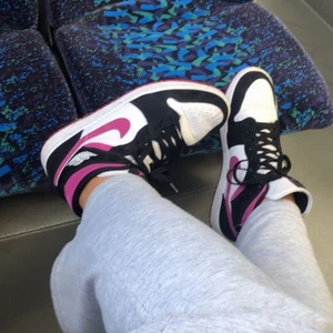 Rosa jordans  - Ett par rosa jordans ÄKTA, som jag använt väldigt mycket, men dom är fräscha och dom är lite sönder under skon.BARA SWISH. Frakt pratas privat 