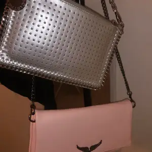 Säljer mina väskor den rosa är en Zadig väska och den silvriga är en Stella. Dom är jätte bra skick skriv för fler frågor eller bilder💕 säljer en för 900 + frakt 