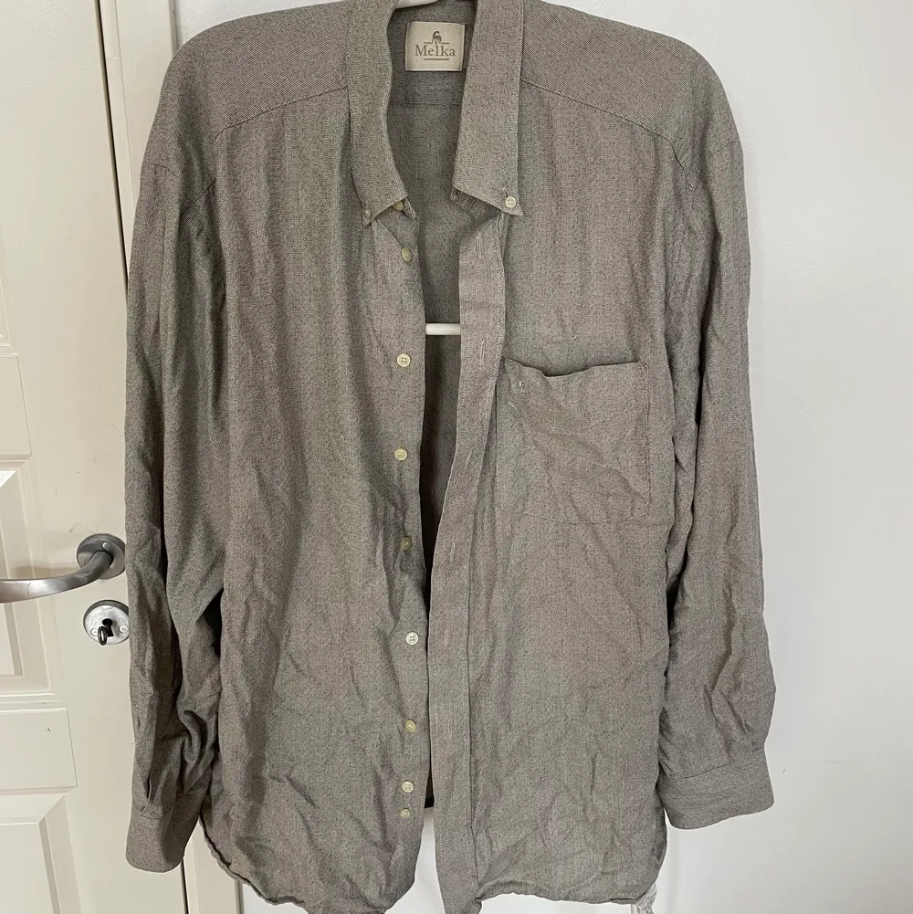Vintage grå skjorta i bra skick, oversized. Som storlek L. Frakt betalas av köpare! Kan skicka fler bilder.. Skjortor.