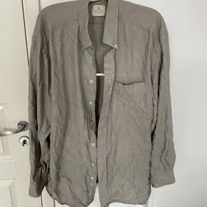 Vintage grå skjorta i bra skick, oversized. Som storlek L. Frakt betalas av köpare! Kan skicka fler bilder.