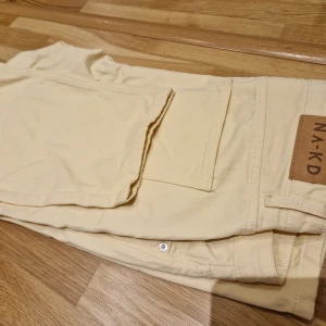 Gula momjeans  - Säljer ett par helt nya gula momjeans då de tyvärr inte passade mig. 