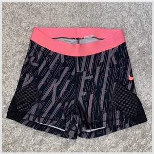 Nike PRO shorts  - Säljer mina Nike PRO shorts i storlek S som knappt är använda pga att dem är för små för mig. Tveka inte att höra av dig ifall du är intresserad💗