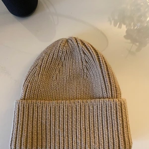 Mössa  - En beige ribstickad mössa, den är ganska kort så sitter smockat på huvudet och går precis under öronen!  ⚠️⚠️⚠️köp helst inte via ”köp direkt”! Skriv till mig!