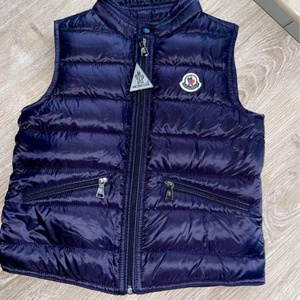 Säljer min oanvända moncler väst äkta - Min moncler väst är äkta köpte den i stocholm för 4699kr har kvar kvitto oxh påse