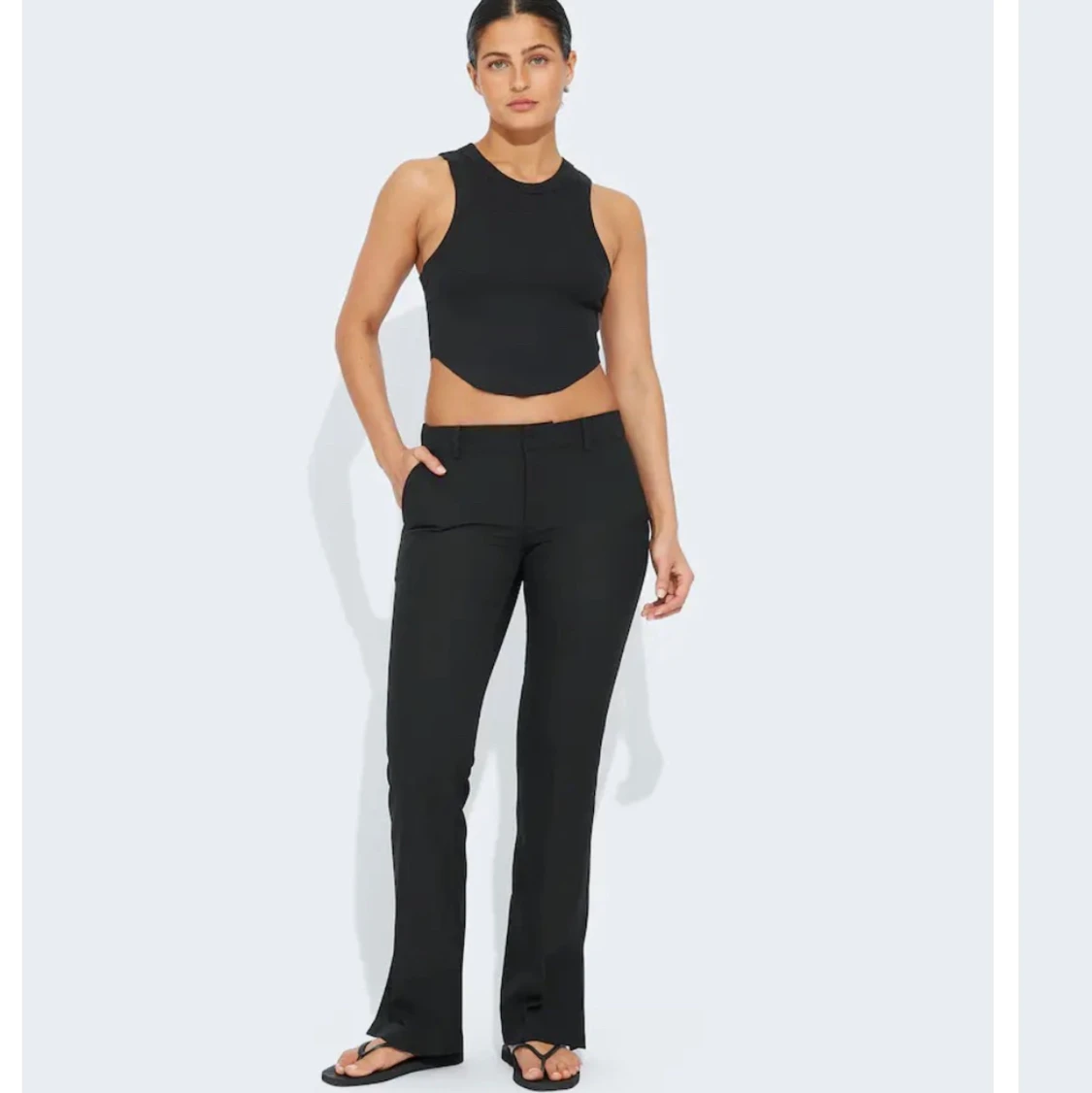 lågmidjade kostymbyxor.