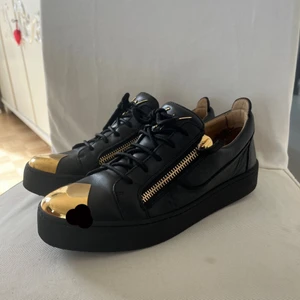 Giuseppe zanotti skor - Giuseppe zanotti skor. Storlek 41 1/2 men stora i storleken