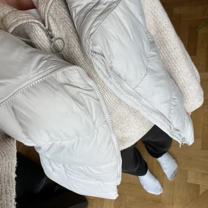 Väst H&M - Vadderad väst från H&M i storlek M. Bra skick!  Kolla gärna in mina andra annonser ❤️ rensar garderoben.