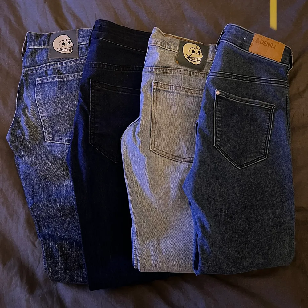 Massa jeans jag vill bli av med!  Bilder:  1. Storlek: 24:32 - 70kr (4 par)  2. Storlek: xs - 180kr (8 par)  3. Storlek: 27:32 - 50kr (3 par)  Alla jeans är skinny, vill man köpa alla är priset 250kr för 15 par jeans! . Jeans & Byxor.