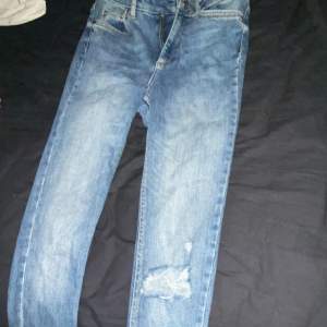 Säkjer dessa slitna jeans, för små för mig.
