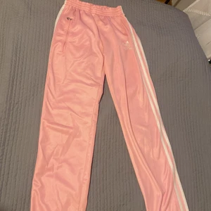 Adidas mjukisbyxor - Är osäker på om jag vill sälja. Men ett par jätte fina rosa mid waist och bootcut mjukisbyxor. Kom privat för bilder på🫶