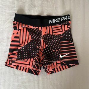 Nike PRO hot pants  - Snygga hot pants från Nike, säljer då dom är lite för små för mig. Men annars super bekväma och snygga. Storlek S. Köparen står för frakt 