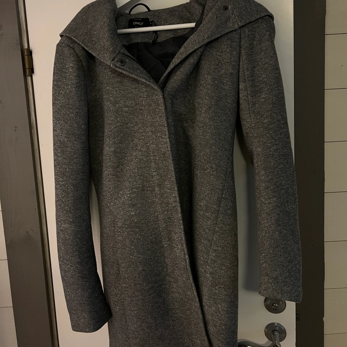 Mörkgrå kappa från Only  - 90