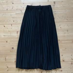 Jag säljer den här svarta långa plisse kjol Den är från Gina Tricot och är i storlek 32. Har bara används få tal gånger och används inte längre pga att den inte passar längre. Jag säljer den för 50 kr + frakt då ordinarie priset är 359.