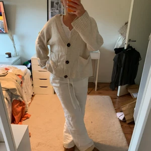 Stickad kofta hm - Jätte mysig stickad kofta från hm som är jätte fin med jeans ( lite nopprig)