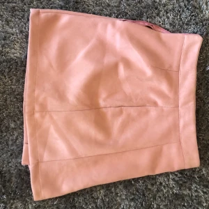 Fin kjol från pull&bear  - Söt kjol från pull&bear köpt när jag var i Spanien men inte använt efter det. Dragkedjan åker till andra sidan ibland när man sätter på sig den men är inte sönder. Köparen står för frakt.💕  