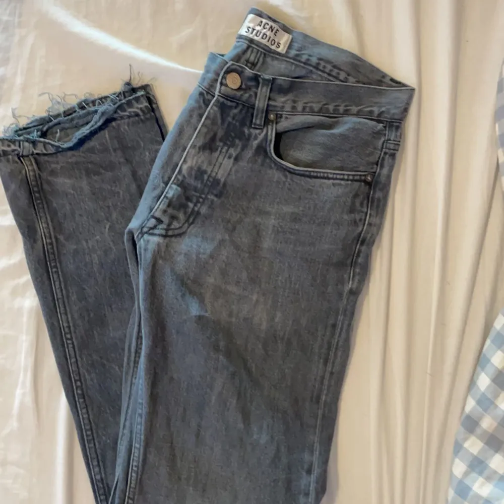 Acne studios jeans. Frakten står köparen för, hör gärna av er vid frågor. . Jeans & Byxor.
