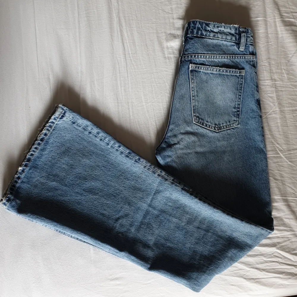 I wore them twice and I am selling them because they are too tight for my waist. If you need more pictures or have any questions, contact me :). Jeans & Byxor.
