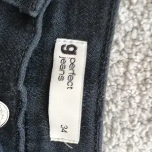 Fina urtvättade jeans från gina tricot tyväär va dom för stora å aldrig använda.  Ny pris 500