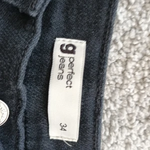 Gina tricot 34 - Fina urtvättade jeans från gina tricot tyväär va dom för stora å aldrig använda.  Ny pris 500