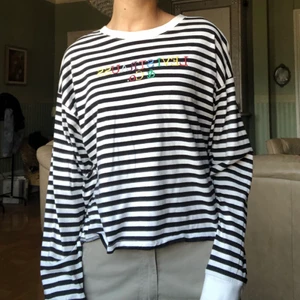 randig tröja från levis - randig tröja från levis, knappt använd och bra kvalitet!! 