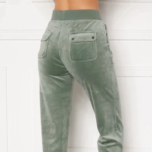 Söker juicy couture byxor - Söker ett par gröna eller blåa juicy byxor i storlek XXS. Upp till 600 kr 