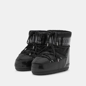 Moon boots - Låga svartglänsiga moon boots, endast använda en vinter och  i bra skick! super snygga perfekta vinterskor i storlek 36-38, nypris 1795kr !