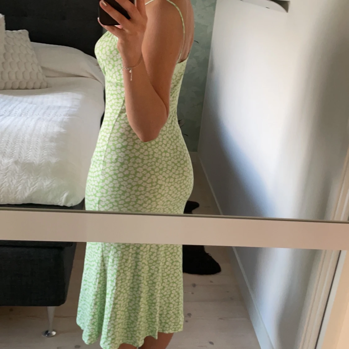 Grön lång figursydd blommig klänning - 90