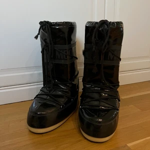 Svarta moonboots  - Säljer dessa super fina och super bekväma lackade moonboots. Perfekt till vintern. Köpta förra vintern men använd cirka 4 gånger. Lite små defekter på snörerna men annars som nya. Inköpa för 1900kr säljer för 1000 (pris går alltid att diskutera) + frakt 