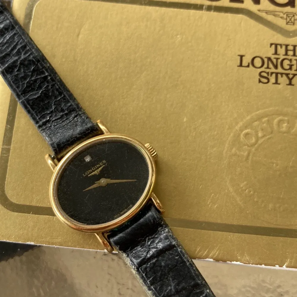 Vintage klocka från Longines som är guld.  Pappret bakom klockan är äkta certifikat. Fullt fungerande , frakt ingår ej! (Pris diskuteras) . Övrigt.