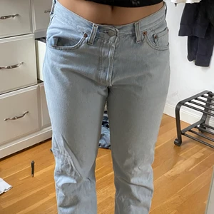 Levis Jeans - Fina ljusblåa jeans köpta på second hand i Paris💙💙modellen är 501 och de är i jättebra skick💙Säljer pga inte min stil längre 