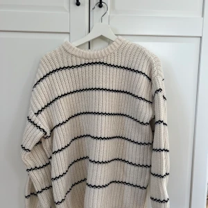 Randig stickad tröja  - Randig stickat tröja 