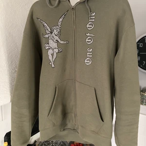 One of one zip hoodie - Har tänk sälja min one of one zip hoodie. Sparsamt använd och därmed aldrig tvättad. Alla stenar sitter kvar och allt är som nytt. Skriv om du är intresserad. Kan fraktas och mötas upp.