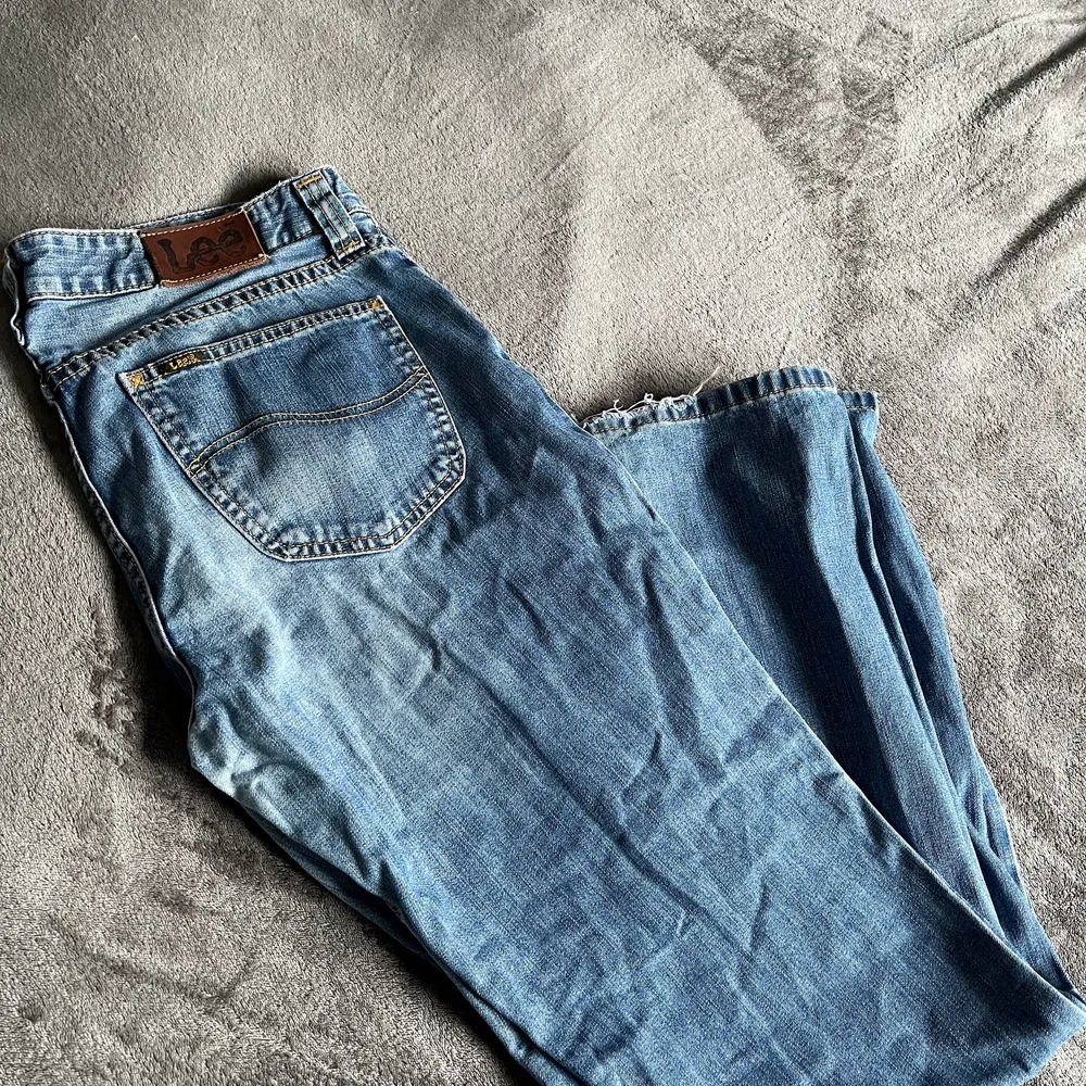 Säljer nu min mammas jättefina gamla Lee lågmidjade jeans från början av 2000-talet, i fint begagnat skick! 🤩Köparen står för frakt.. Jeans & Byxor.