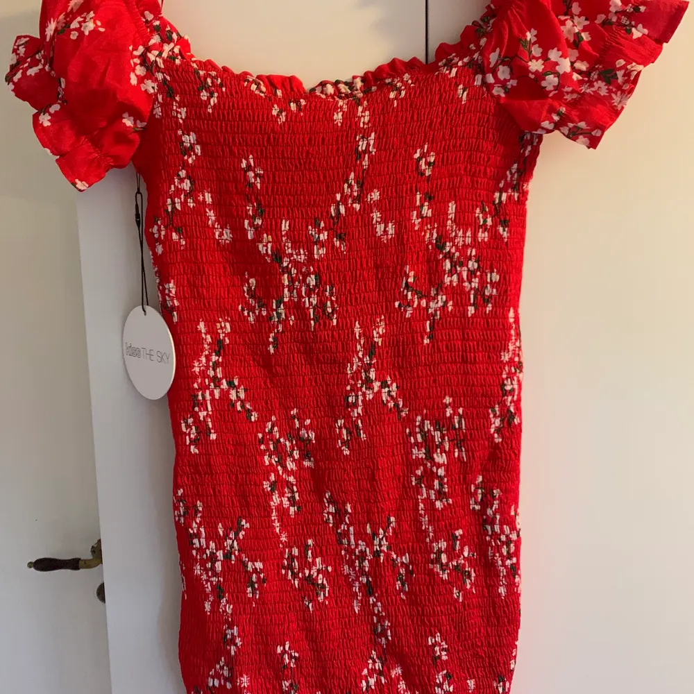 Jättefin röd klänning med blommor, fina detaljer. Aldrig använd.. Klänningar.