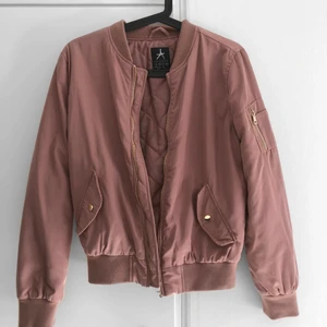 Bomberjacka - Bomberjacka i Gammelrosa. Använd ett fåtal gånger. Stor i storleken. Frakt ingår ej!🥰