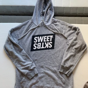 SWEET SKTBS  - Storlek L, lite använd men bra skicka, skate stil och passform. Snygg basic.