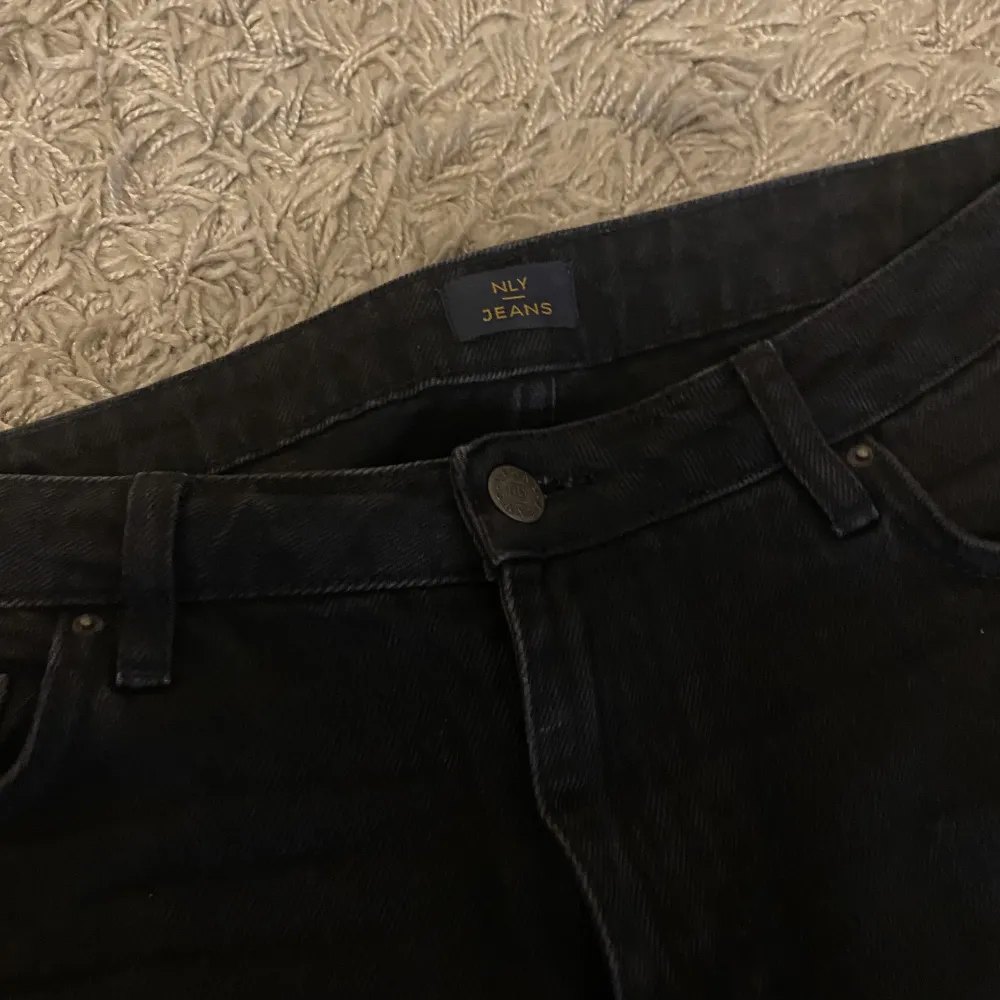 Snygga svarta lågmidjade jeans! Använd ett fåtal gånger. Från Nelly i strl 38. Nypris 600, säljer för 175kr. Jag är 167 och de är bra i längd, aningen långa.. Jeans & Byxor.