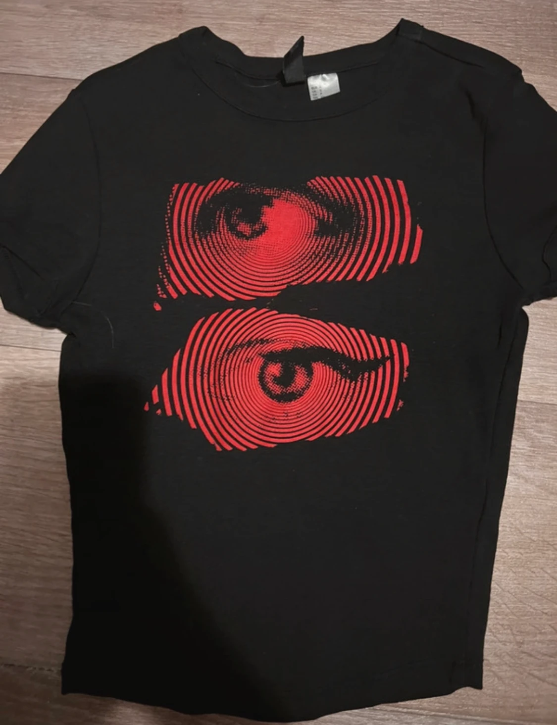 Svart topp med rött tryck