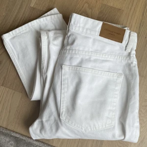 Gina tricot vita jeans - Gina tricot vita 90’s High waist jeans i storlek 36. Jättefint skick! Nypris 599.