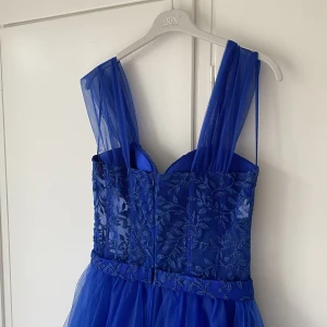 Helt ny balklänning - Säljer denna jätte fina, oanvända balklänning då jag kom fram till att en enklare klänning passar mig bättre. Original pris 1999kr men säljer för 1300kr (går att diskuteras) släng iväg ett medelande vid frågor eller för fler bilder😊