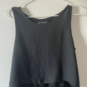 Svart blus med spets - En jätte söt blus från Zara i strl S. Lite längre spets där bak än där fram💕 väldigt elegant! 