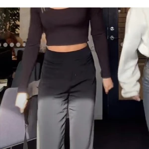 Kostymbyxor från bikbok - Säljer dessa snygga kostymbyxor från bik bok som jag köpt här på plick som tyvärr är för små! Strl S