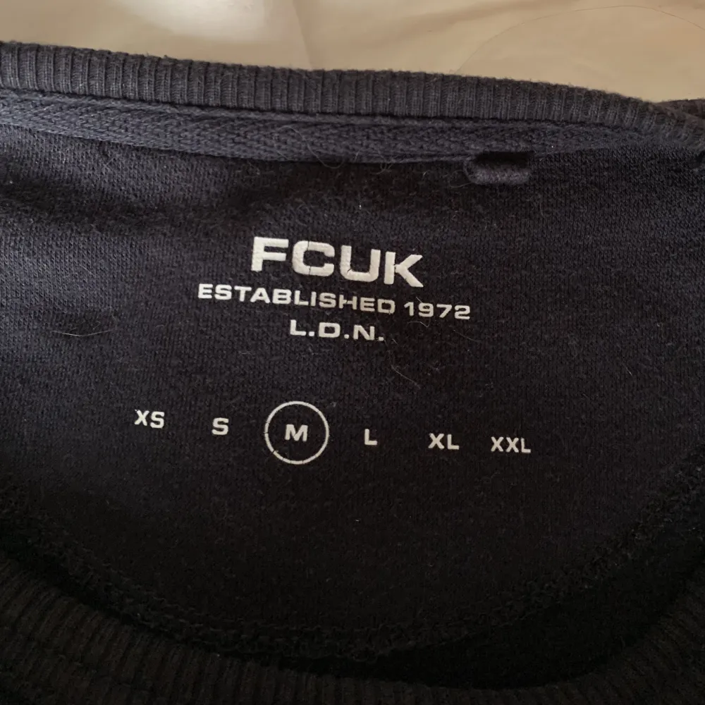 Marinblå Fcuk tröja i jättebra skick. Säljer eftersom den används alldeles för sällan. Säljer för 100kr + frakt. Hoodies.
