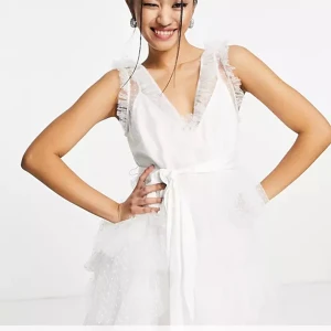 Studentklänning  - Klänningen är helt ny och slutsåld på Asos, nypris 1400. Klänningen är i storlek 40 men pga att den är petite passar den även mig som är storlek 36. Pris kan diskuteras vid snabb affär.