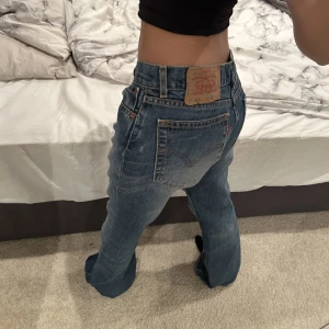 Lågmidjade jeans  - Super snygga vintage low rise jeans köpta i London men kommer tyvärr inte till användning.  Midjemått = 74 Innerbenslängd = 80cm  Vid snabb affär kan priset diskuteras 