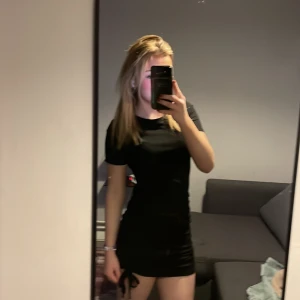 Svart klänning - Svart figursydd klänning från SHEIN, det går att välja med knytningar på sidan hur lång den ska vara💝