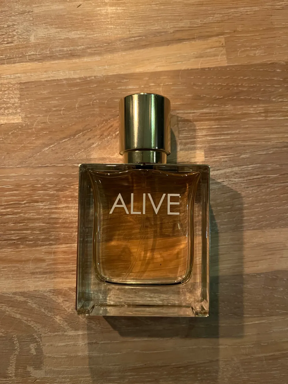Säljer min parfym som knappt kommer till användning längre, har haft den i ca 9 månader. Det är 30 ml och tycker att den luktar supergott, friska toner av vanilj, sandelträ, äpple m.m.. Övrigt.