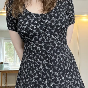 Sommarklänning  - Supersöt klänning. Perfekt inför sommaren. Den saknar en knapp men det är inget man märker. Hör gärna av dig om du har frågor!