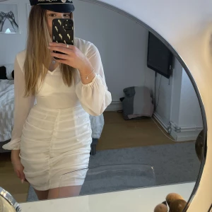 Studentklänning  - Vit klänning från Nelly, använd ett fåtal gånger💞skriv för fler bilder eller frågor💘